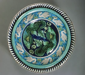 Plat décoré de couleurs persanes avec des dauphins et des canards